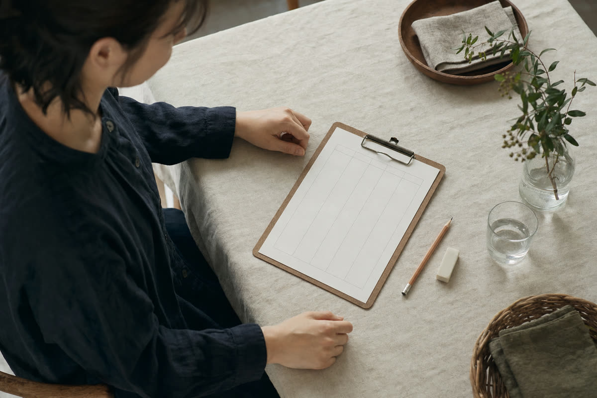離職にかかった費目を書き出した整理シートと鉛筆