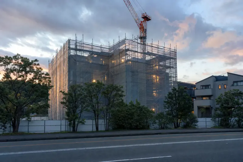 建設中の建物とクレーン（イメージ）
