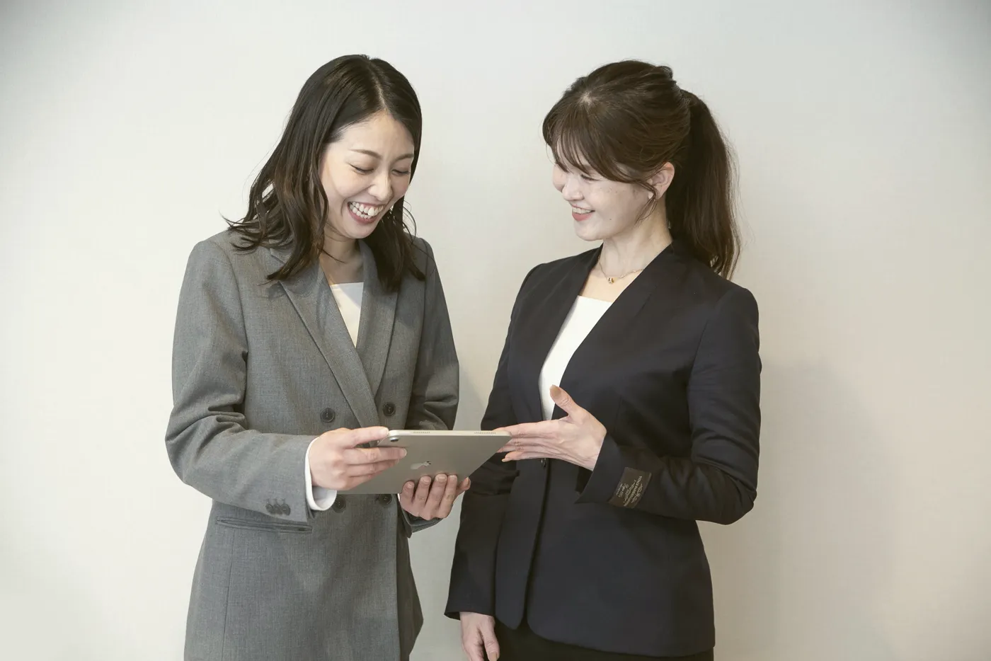 タブレットを見ながら話すスタッフ2人（関連会社3SMILE）